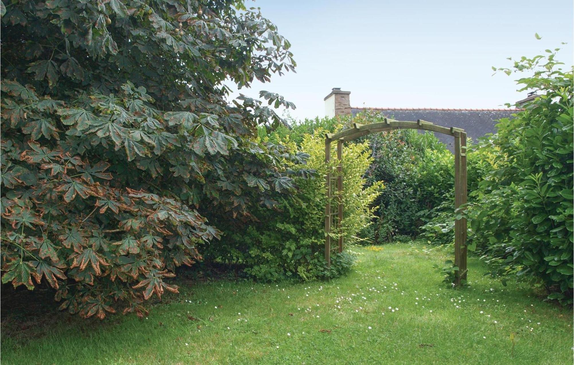 Lovely Home In Le Faouet With Kitchen Luaran gambar